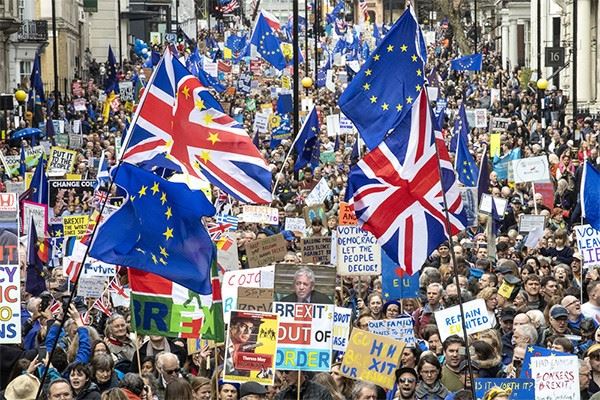 <br />
В Лондоне прошел марш сторонников второго референдума по Брэкзиту: фотогалерея<br />
