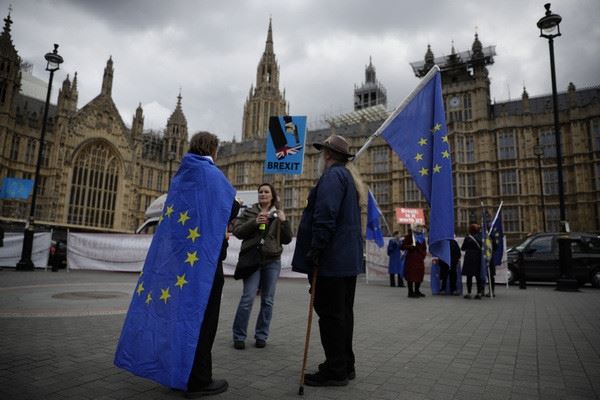 <br />
Европарламент одобрил безвизовый режим с Британией после Брэкзита<br />
