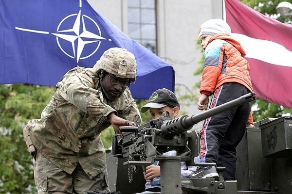 Удачный бизнес-проект: за 15 лет НАТО выкачала из Латвии 5 миллиардов евро